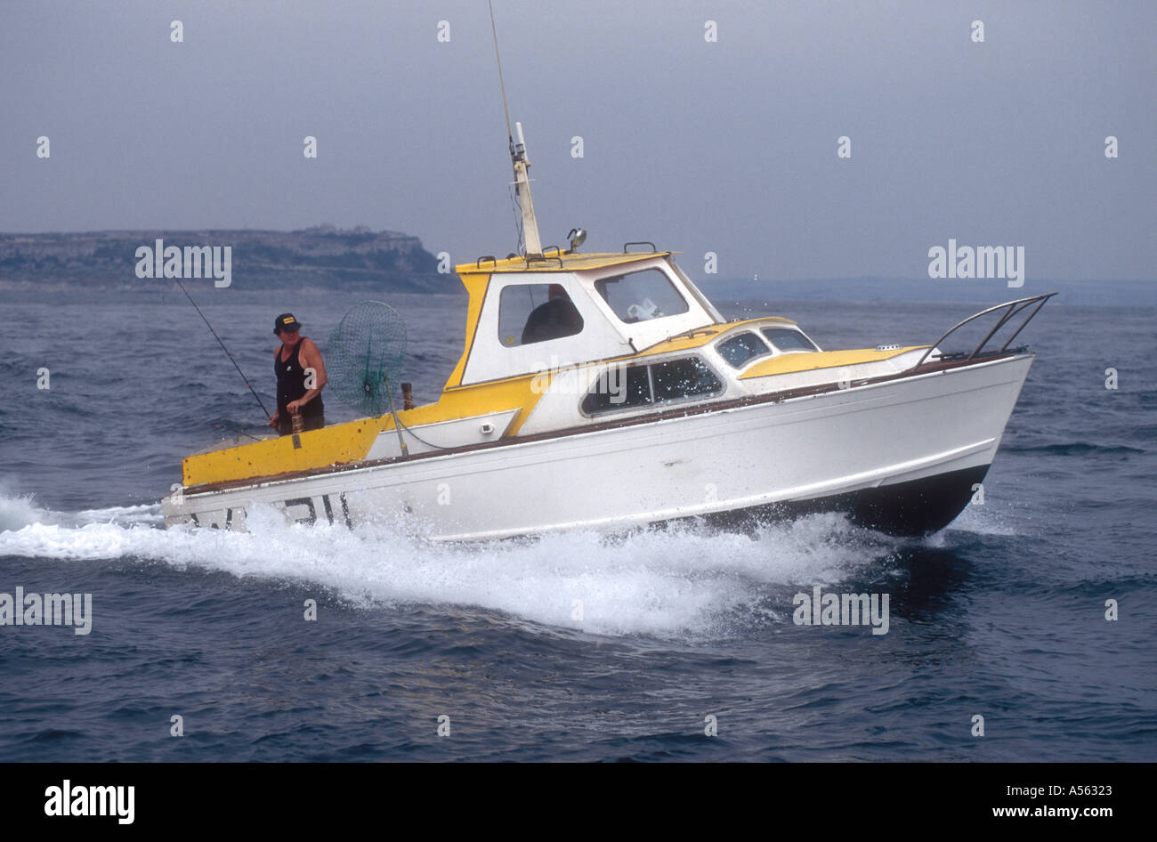 Fischer auf eine modifizierte Fairey Huntsman Motoryacht verwendet für Bass Fischerei Portland Weymouth Dorset England UK Stockfoto