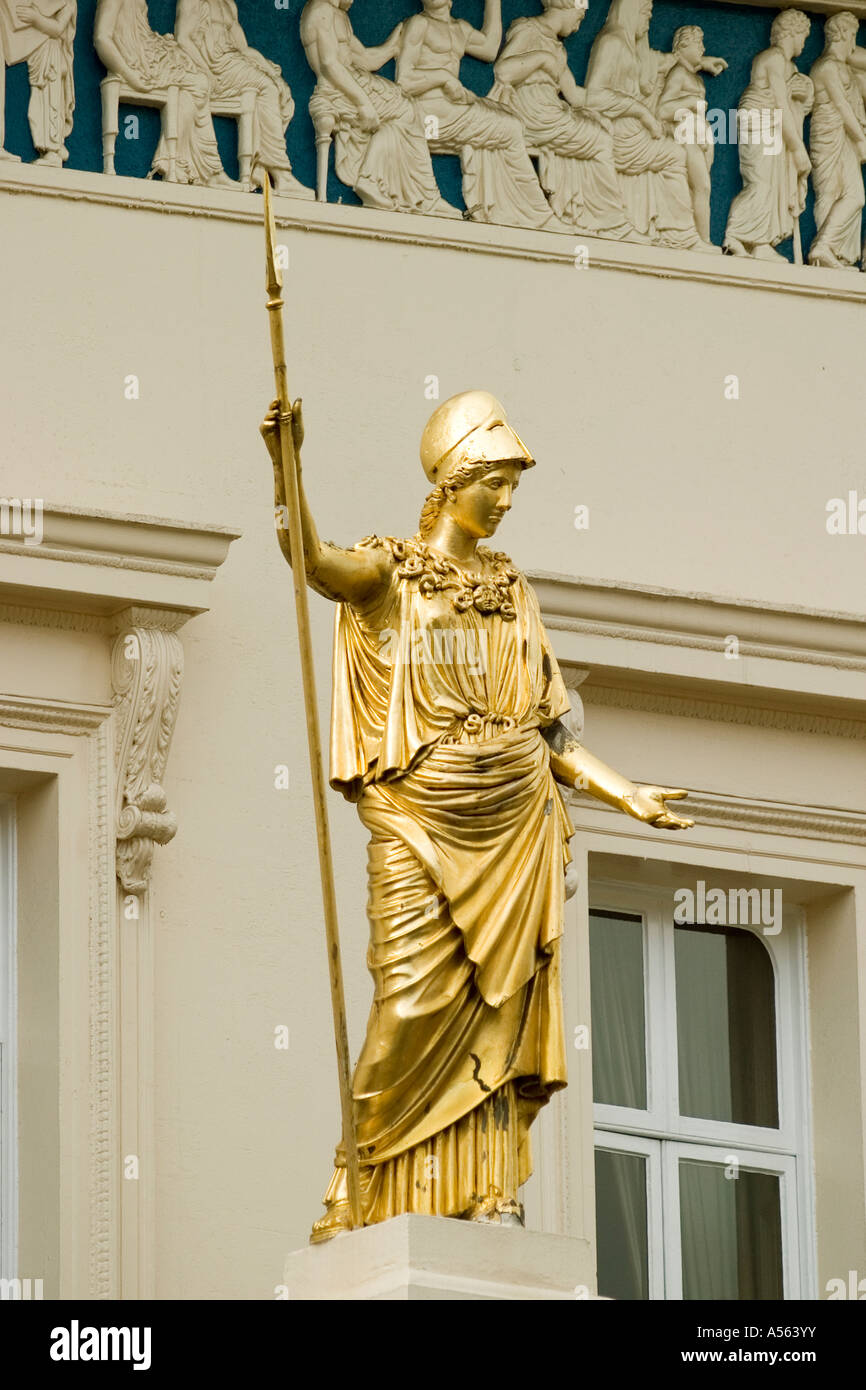 England. London. Atheneum Club, Pall Mall, Statue der Pallas Athene Stockfoto