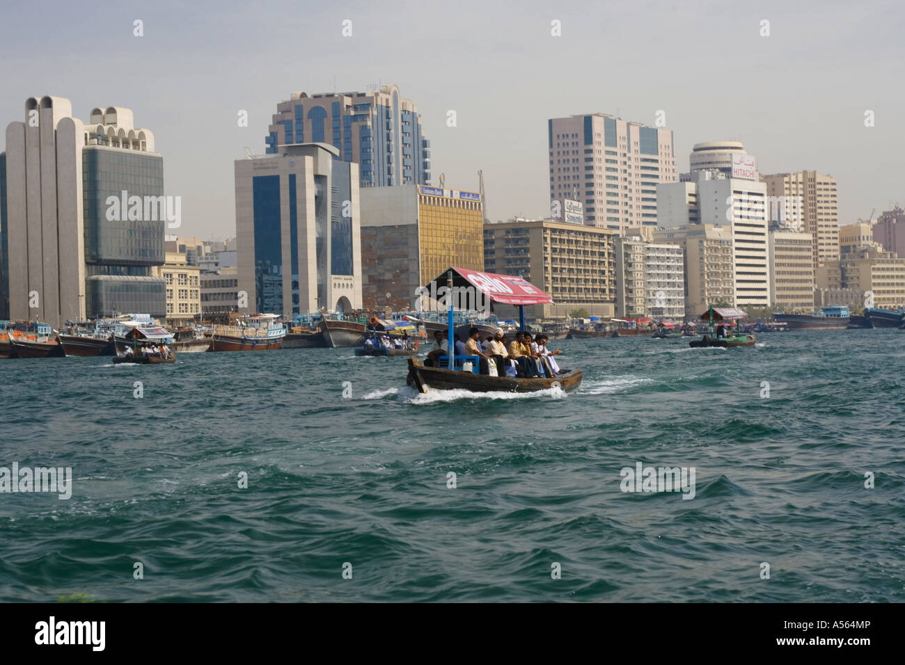 Abras Holzboot Passagiere Taxi Deira Bur Dubai Dubai Creek Vereinigte Arabische Emirate Stockfoto