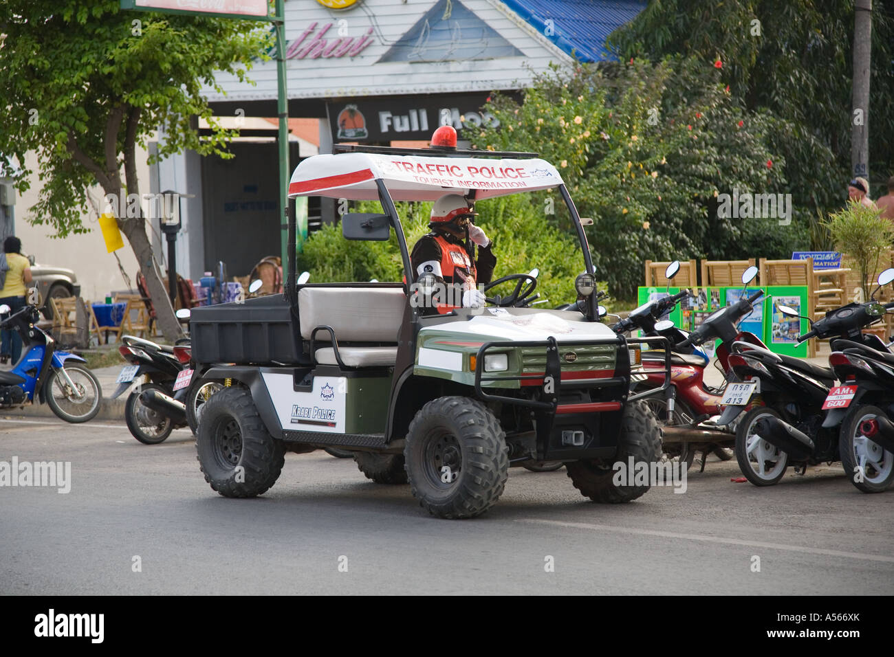 Verkehr und Touristen-Polizei in Ao Nang Krabi Provinz, Thailand Stockfoto