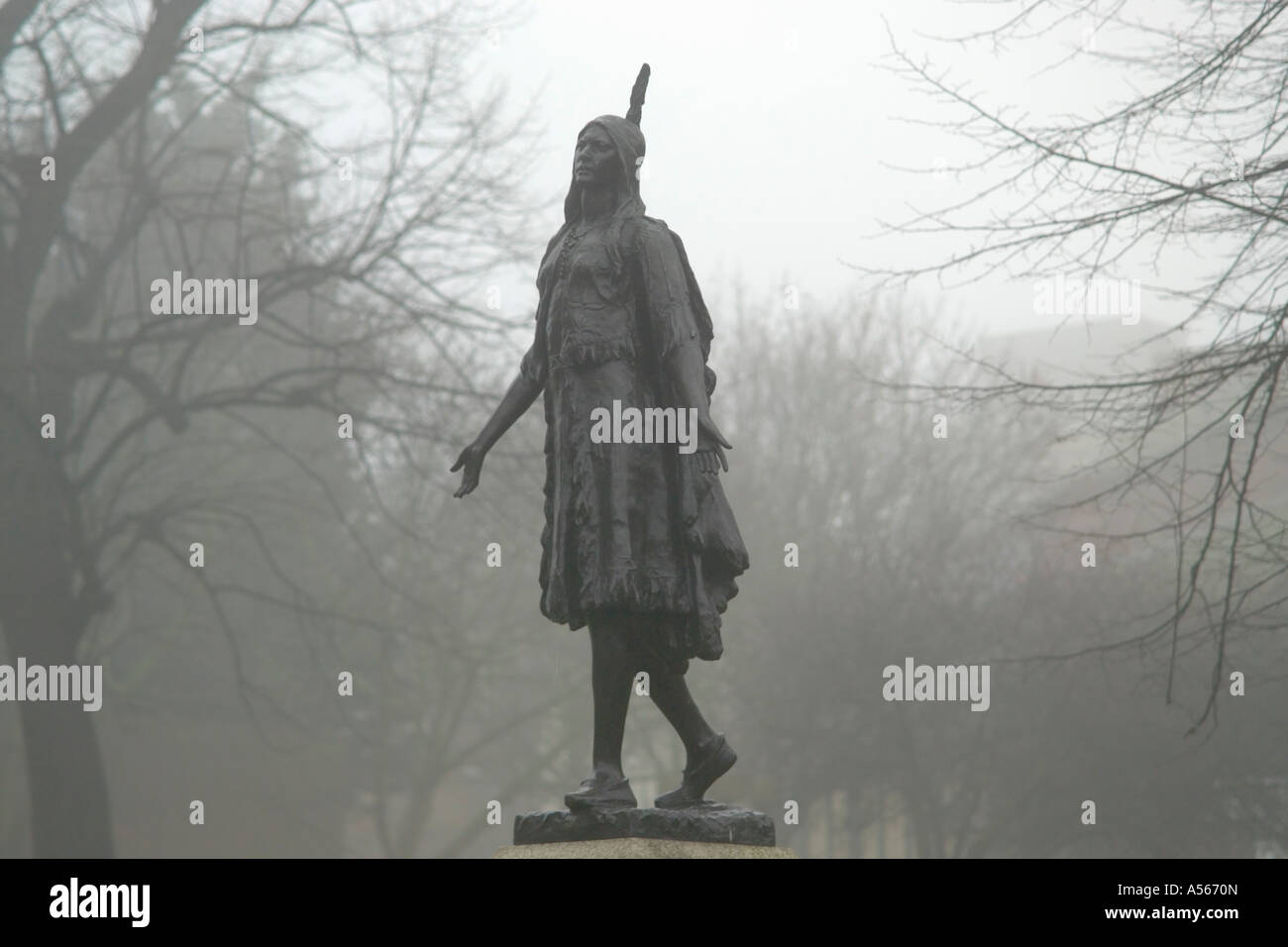 Prinzessin Pocahontas Statue Gravesend Kent an einem nebligen Wintermorgen Stockfoto