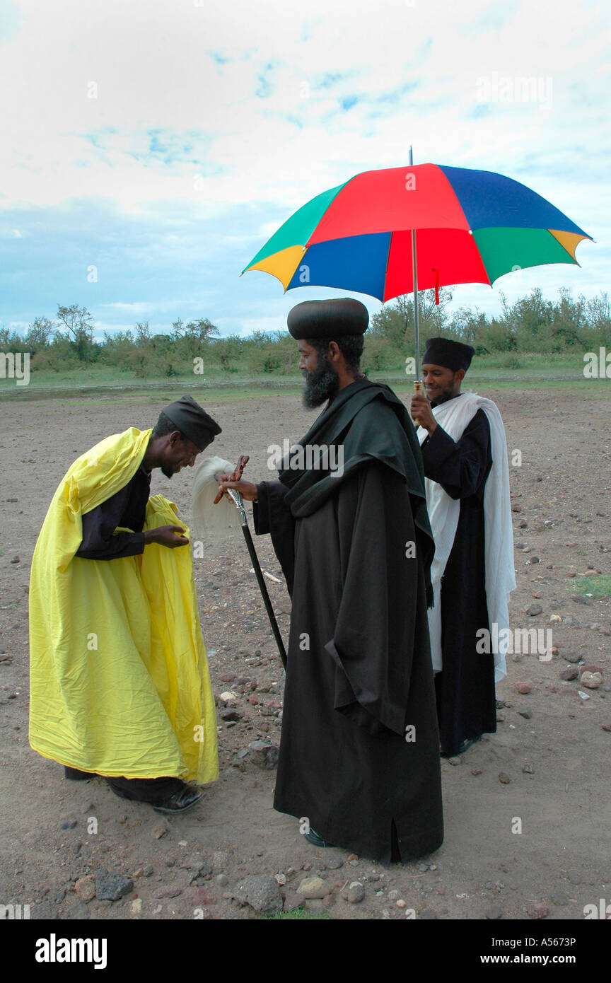 Painet iy7674 Äthiopien Erzbischof Gregorius unter Dach Besuch Tullo Gudo Insel Kloster Debre Zion See Ziway Foto Stockfoto