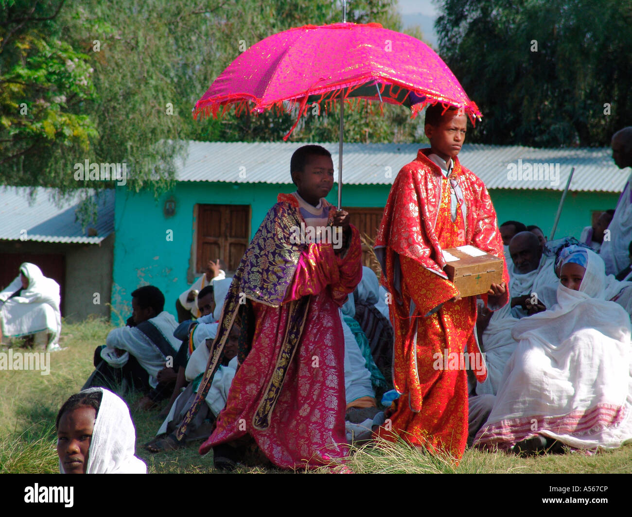 Painet iy7750 Äthiopien Debre Zeyit orthodoxe Kirche Kuifto Dorf Ministranten Spenden sammeln Foto 2004 Land Stockfoto