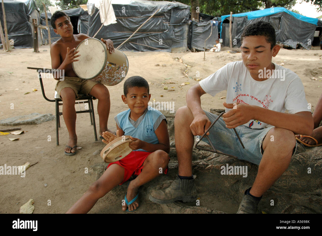 Painet iy8044 Brasilien jungen Kinder Chico Mendes Hausbesetzer Siedlung landlosen Bauern hausgemachte Musikinstrumente spielen Stockfoto