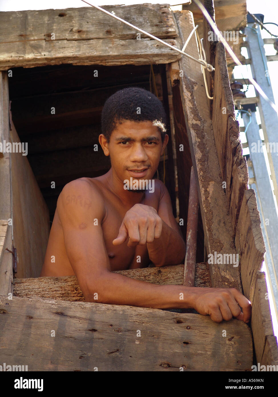 Painet iy8099 Mann männlich Brasilien Slum Bewohner Santa Lucia Salvador Bahia 2005 Land entwickeln Nation wirtschaftlich weniger Stockfoto