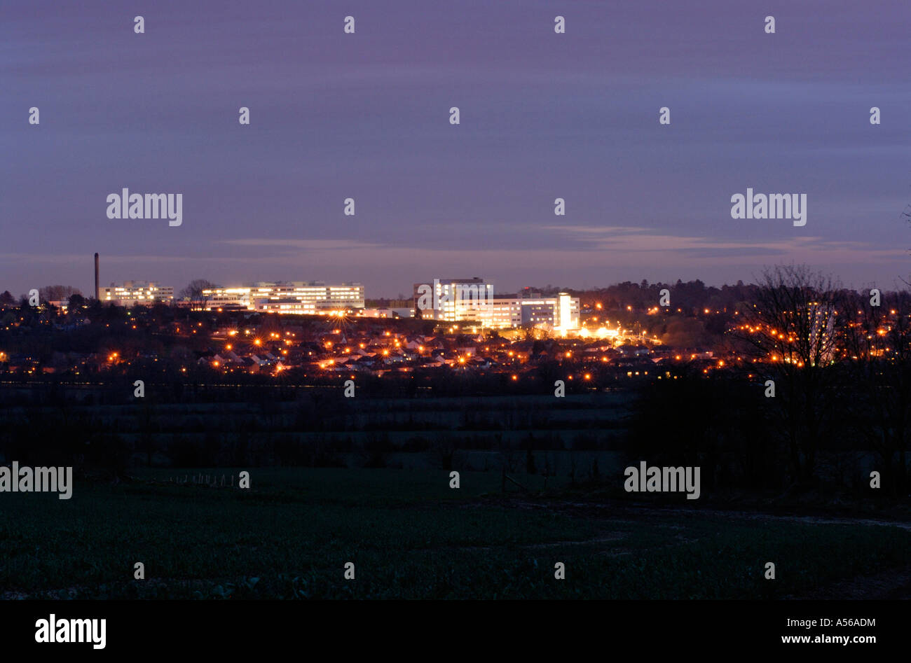 Marston und John Radcliffe Hospital in der Nacht von Elsfield Stockfoto