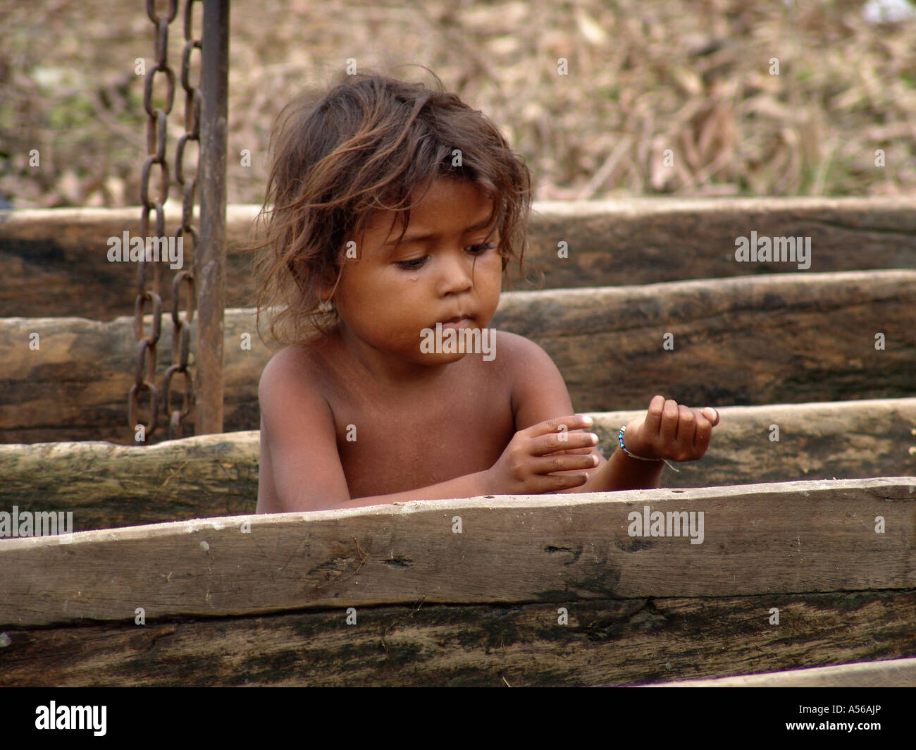 Painet iy8226 Kolumbien, das Kind Kind sitzen, Kanu Besdie Rio Magdalena Barrancabermeja gegraben Foto 2005 Land entwickelt Stockfoto