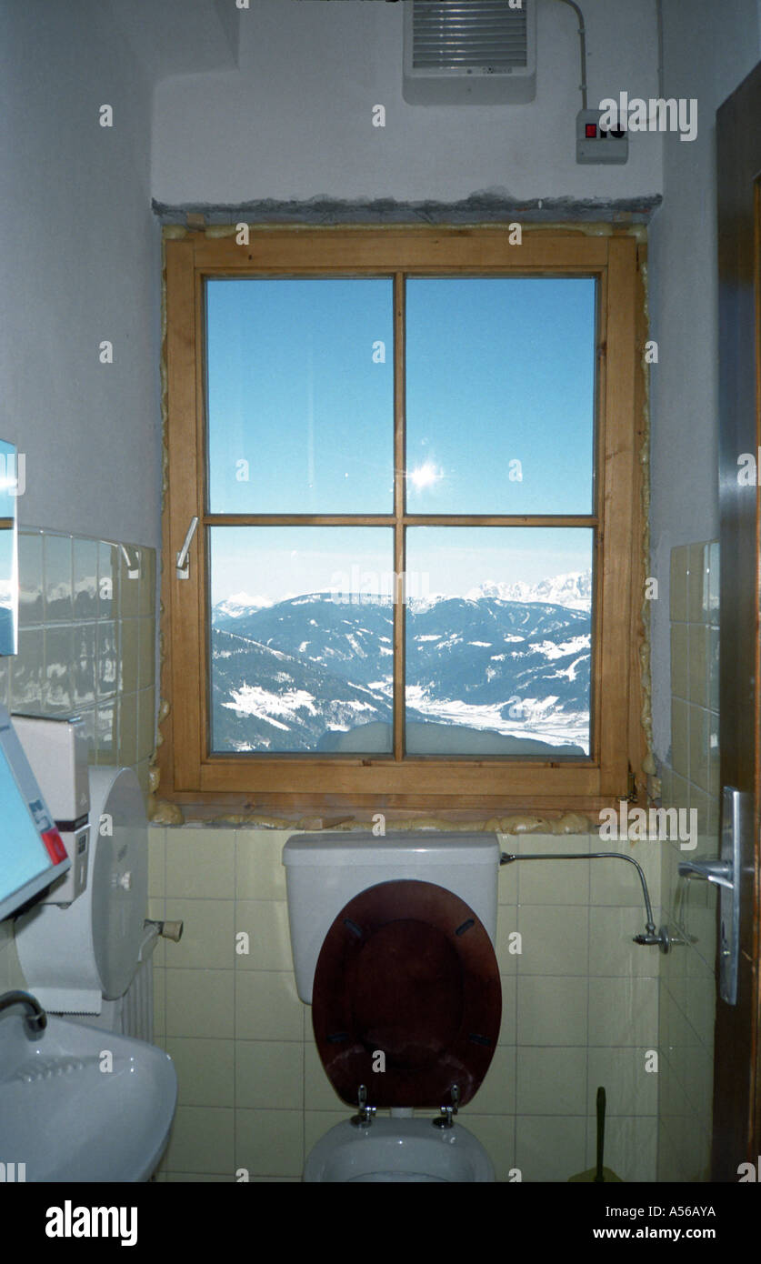 Toilette mit einem tollen Blick auf eine Skihütte im Salzburger Land Österreich Stockfoto