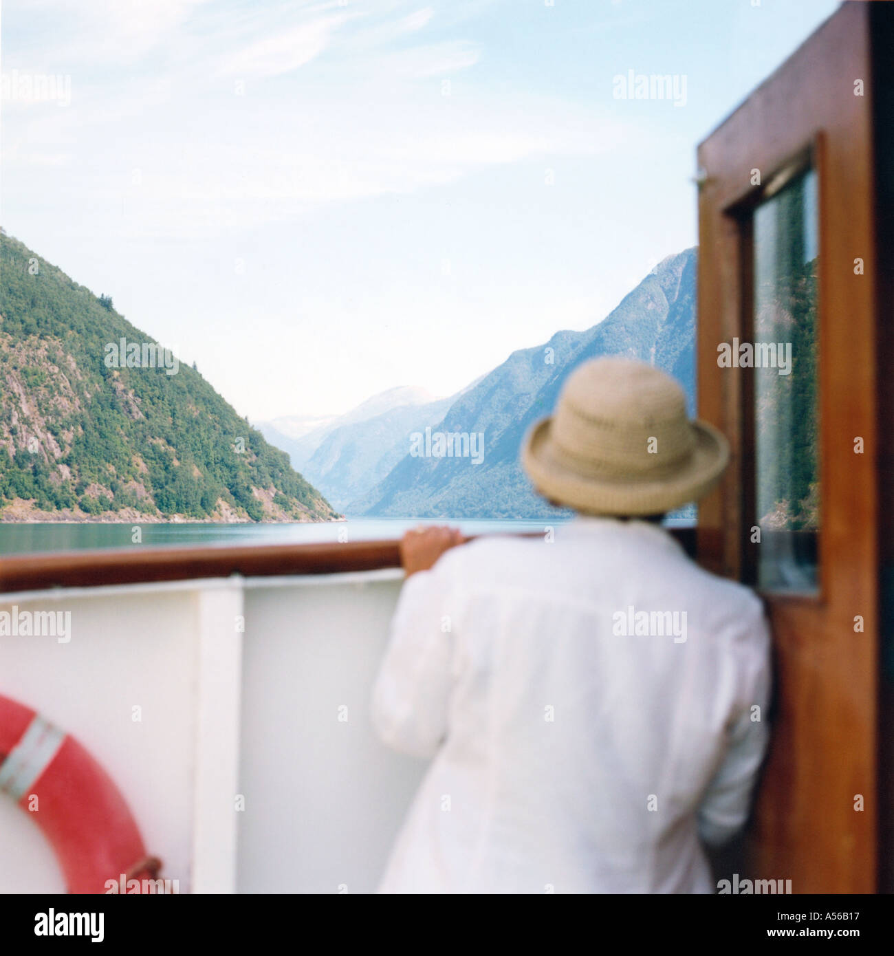 Blick auf eine Frau, die gerade des Panoramas von der Fähre Segeln unter Fjorde in Norwegen Stockfoto