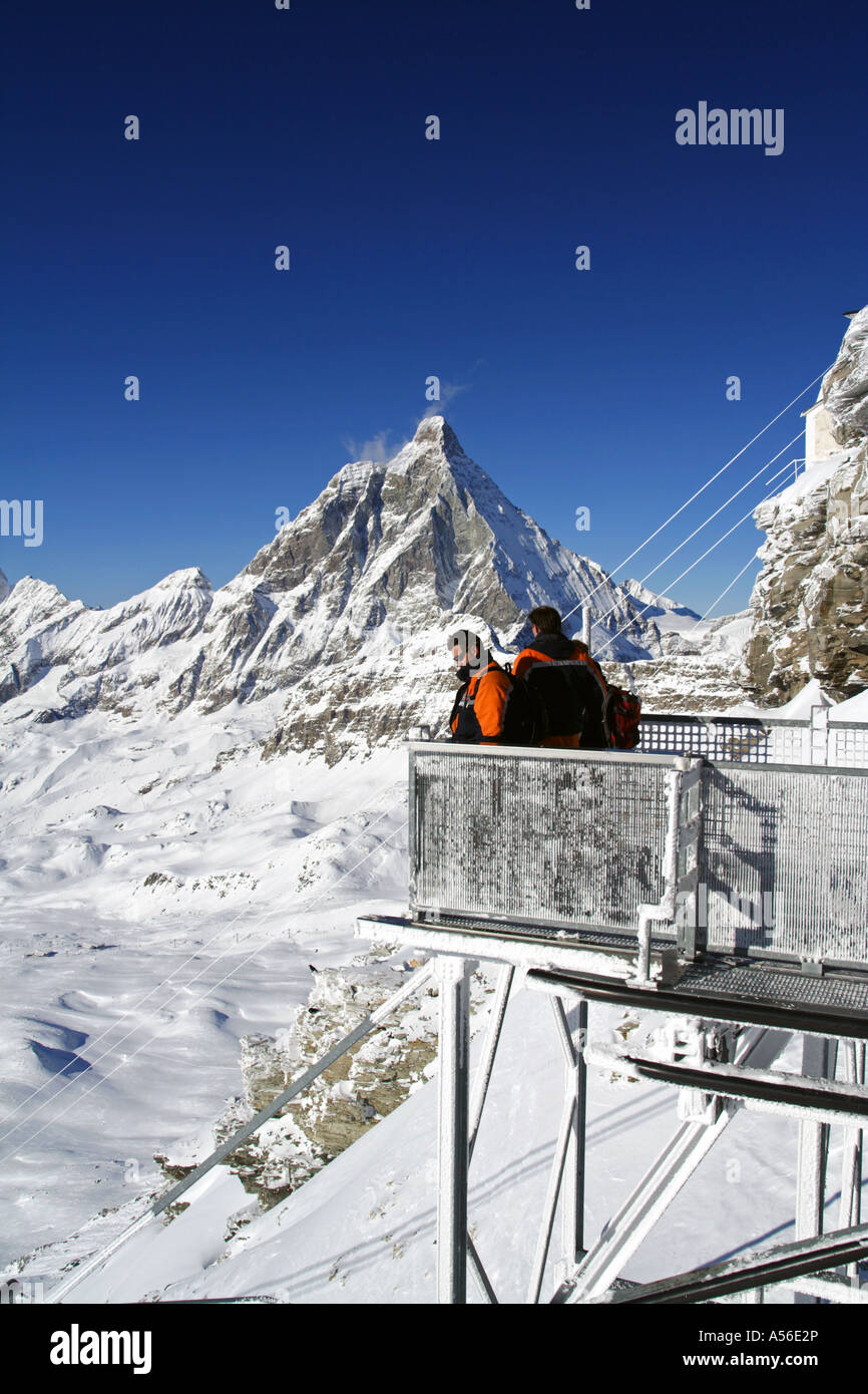 Gruppe von Skifahrern in einem Aussichtspunkt von dem Schweizer Skiort Zermatt und das Matterhorn Gipfel im Hintergrund. Stockfoto