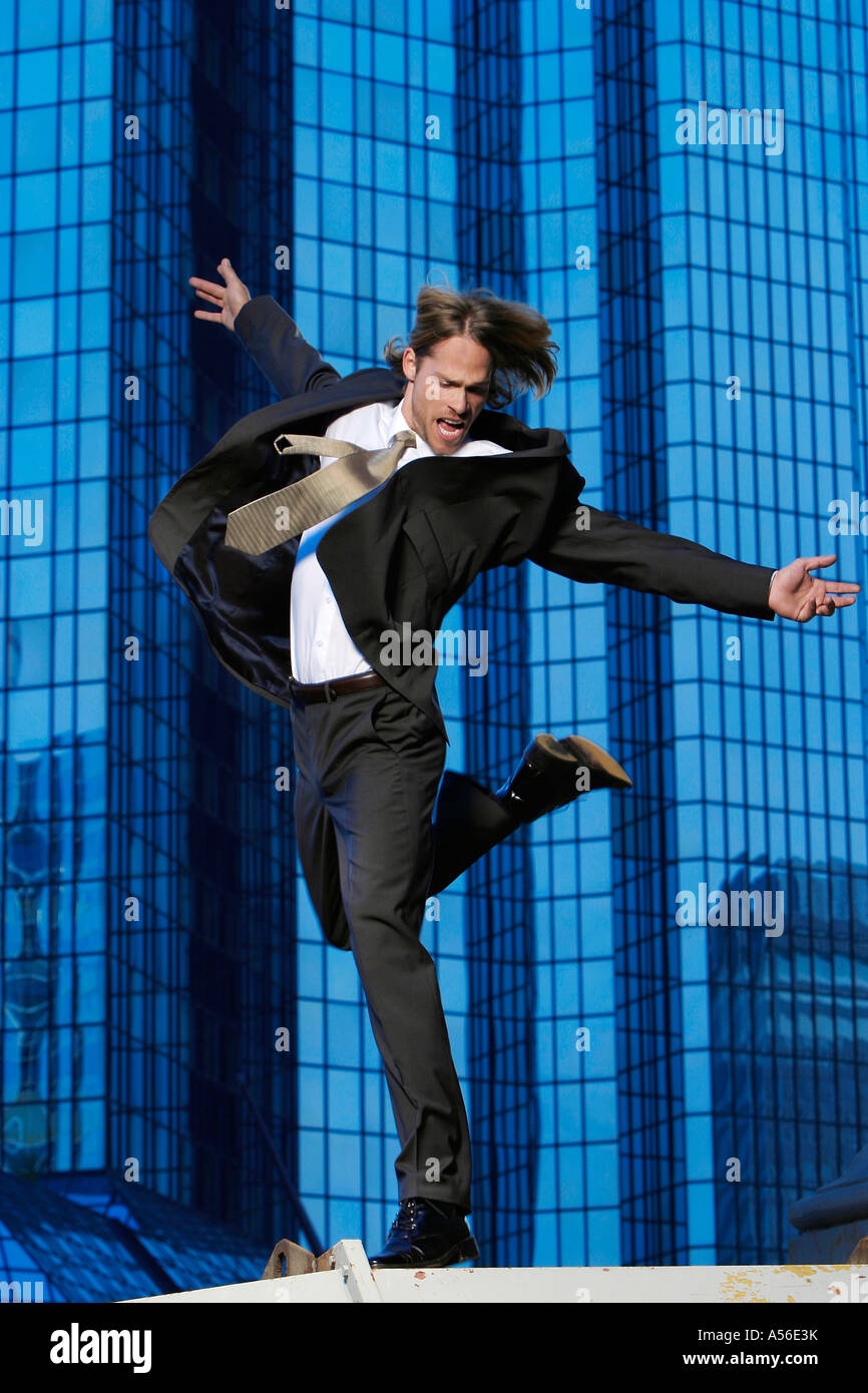 Junger Geschäftsmann vor Deutsche Bank Tower Stockfoto