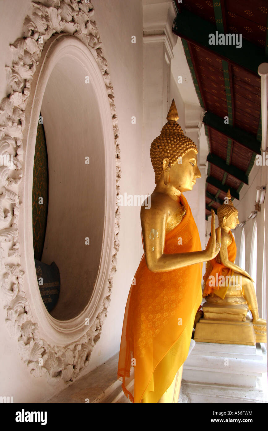 Painet iy8481 Thailand Buddha Statuen alten buddhistischen Tempel Stupa Phra Pathom Chedi Nakhon Foto 2005 Land entwickelt Stockfoto