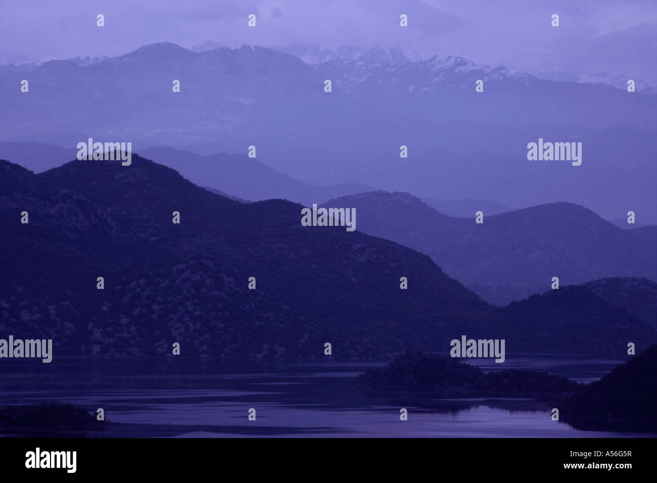 Bergketten am Skutarisee bei Nacht Skadar See Nationalpark Montenegro Stockfoto