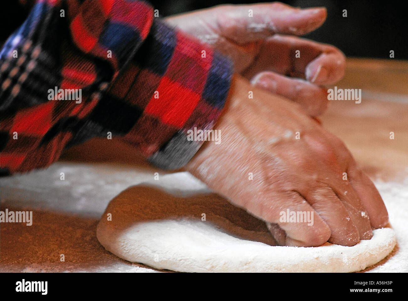 Kneten von Teig Zum Brotbacken Über Dem Feuer Auf Samische Kunst Stockfoto