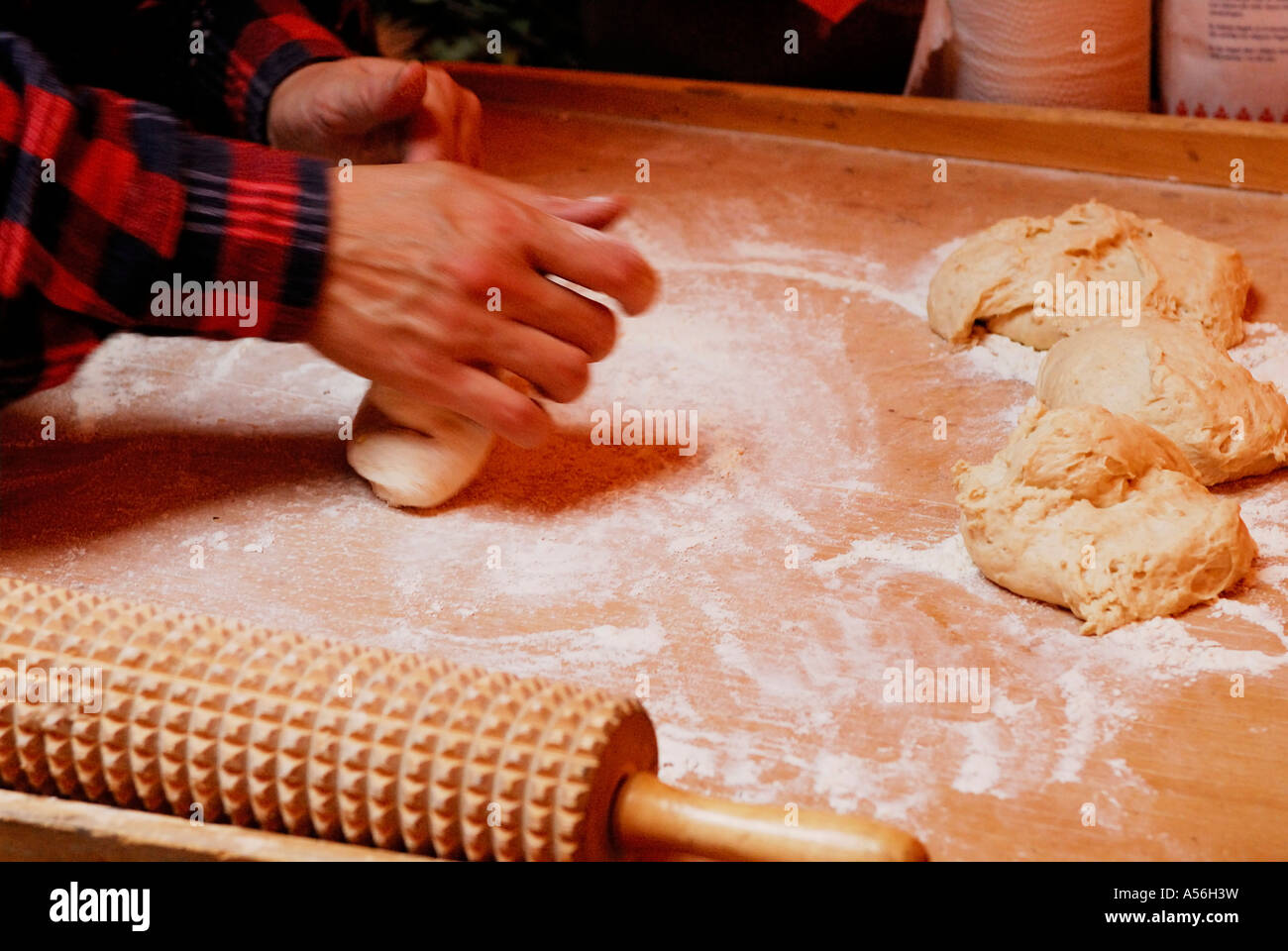Kneten von Teig Brotbacken Auf traditionelle Samische Weise Stockfoto