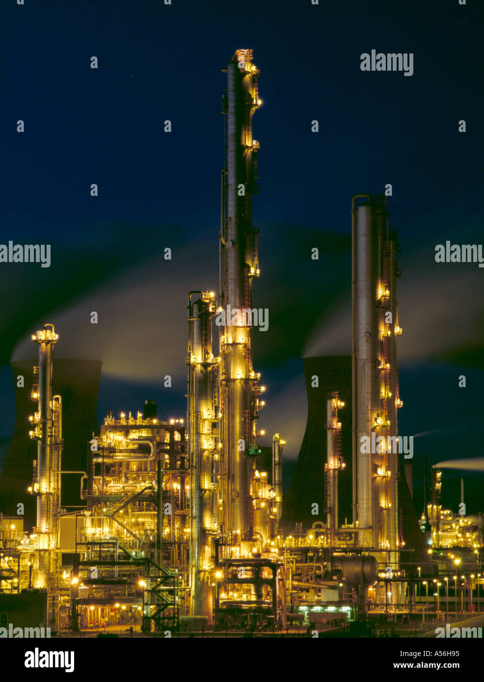 Fraktionierung Spalte in einer petrochemischen Raffinerie in der Nacht; Grangemouth, Central Region, Scotland, UK. Stockfoto