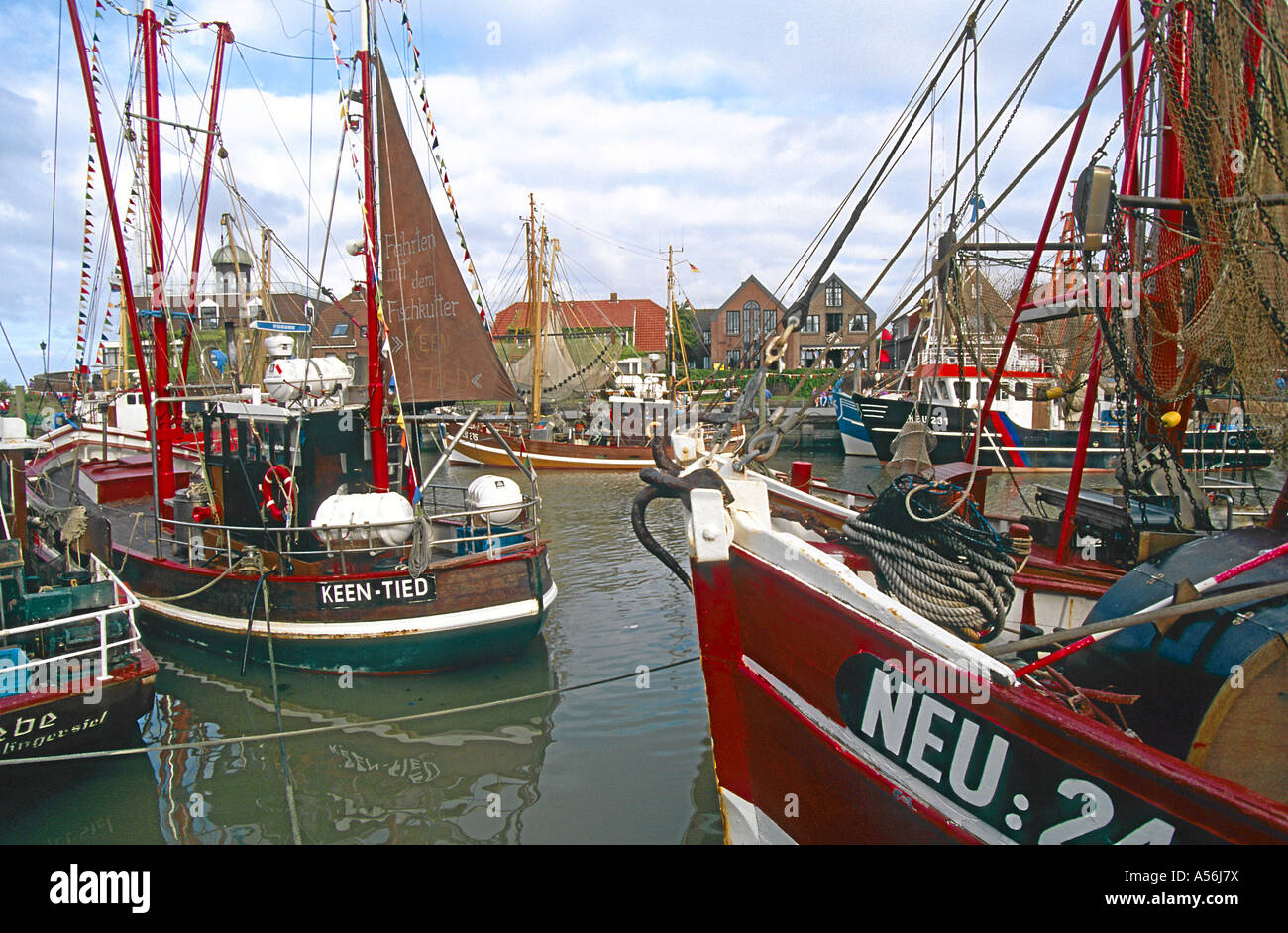 Neuharlingersiel Hafen Hafen Fischkutter Ostfriesland Niedersachsen Deutschland-Deutschland Stockfoto