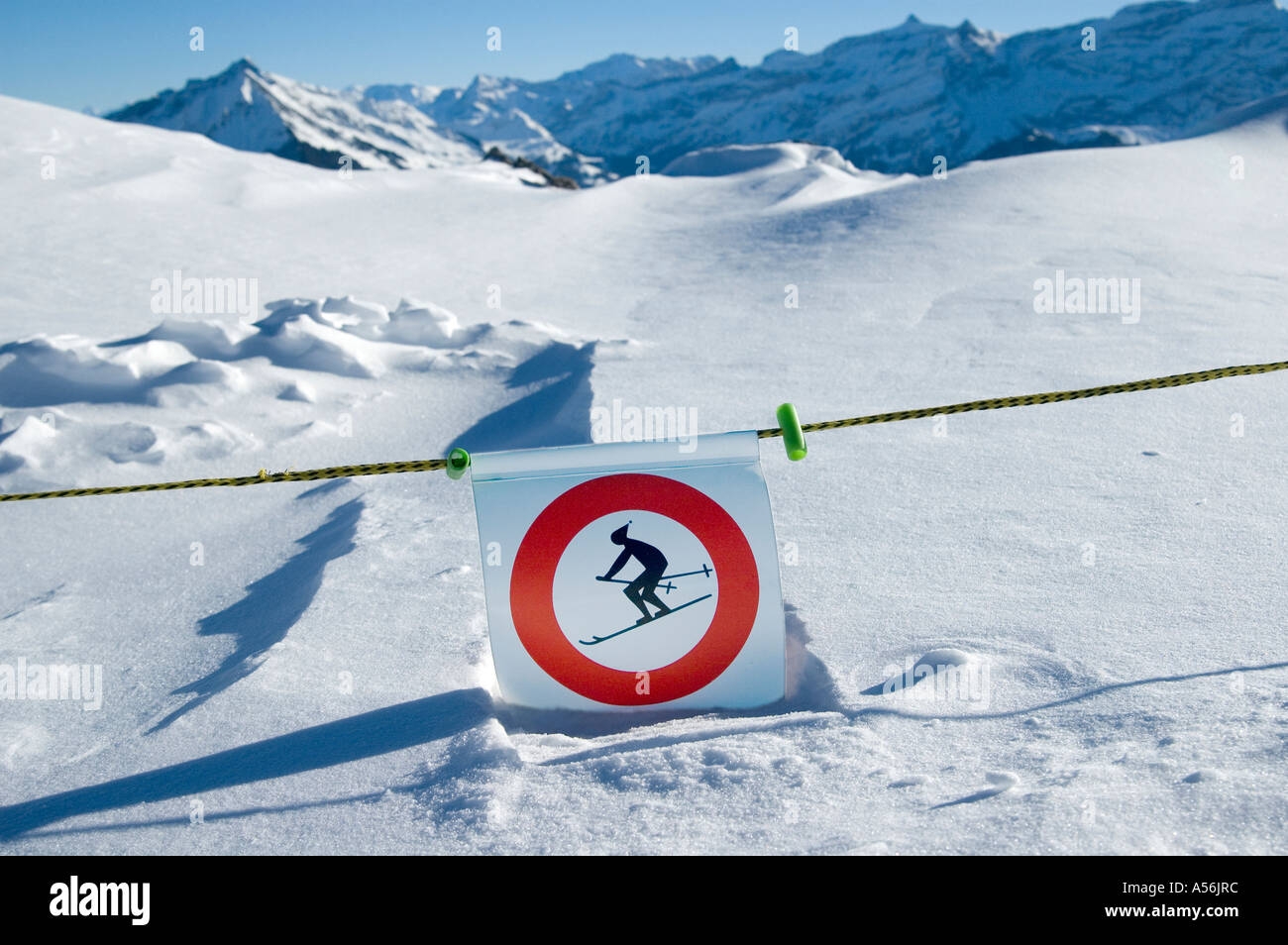 Warnung am Rande der Skipiste Alpen der Schweiz Stockfoto