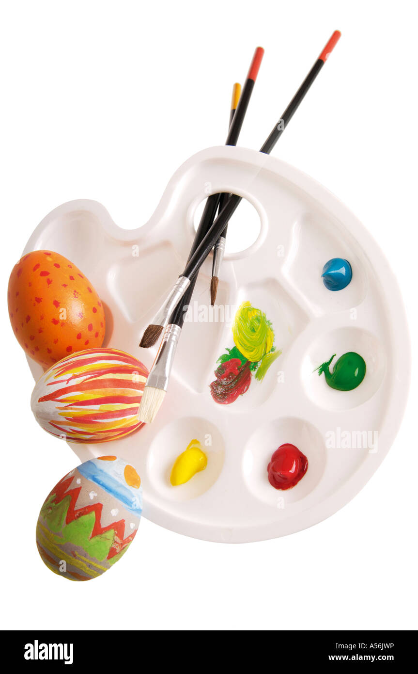 Palette mit bemalten Eiern und Bürsten, erhöhten Blick Stockfoto