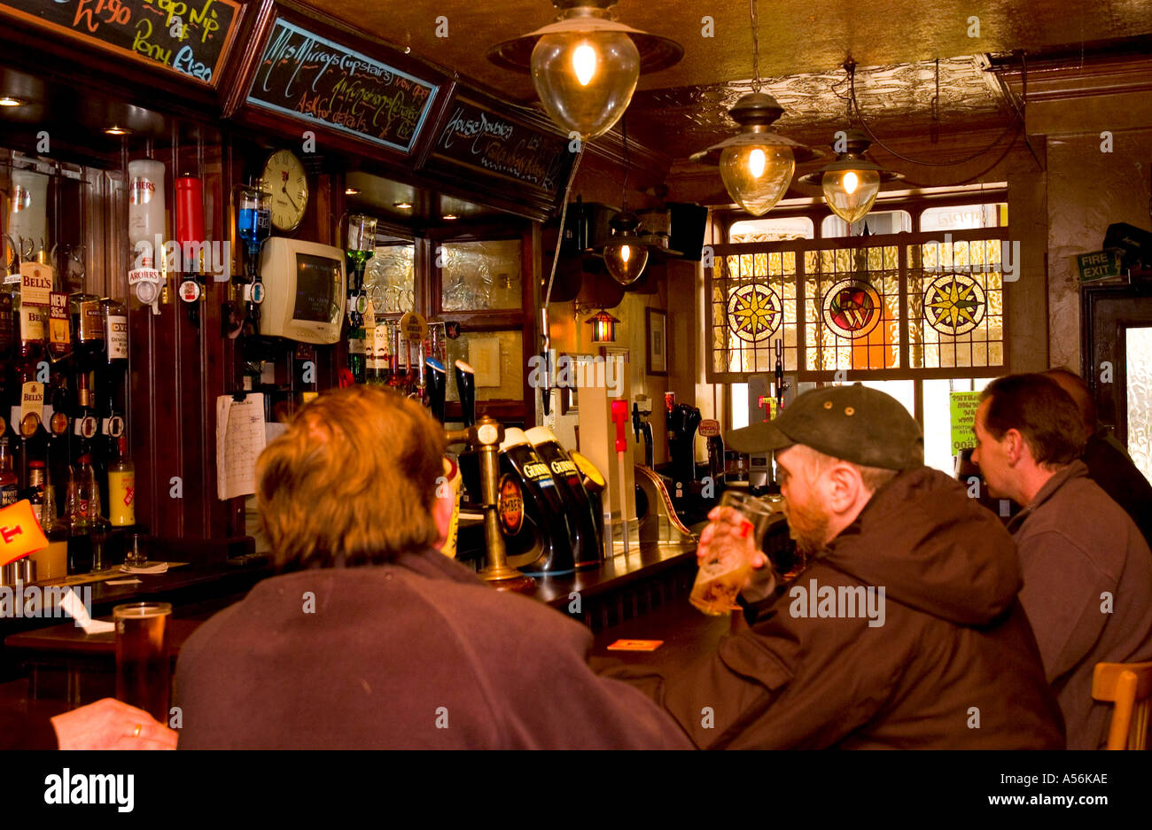 Börsenspekulanten haben einen Pint in der traditionellen Tappie Toories Pub, Dunfermline, Schottland Stockfoto