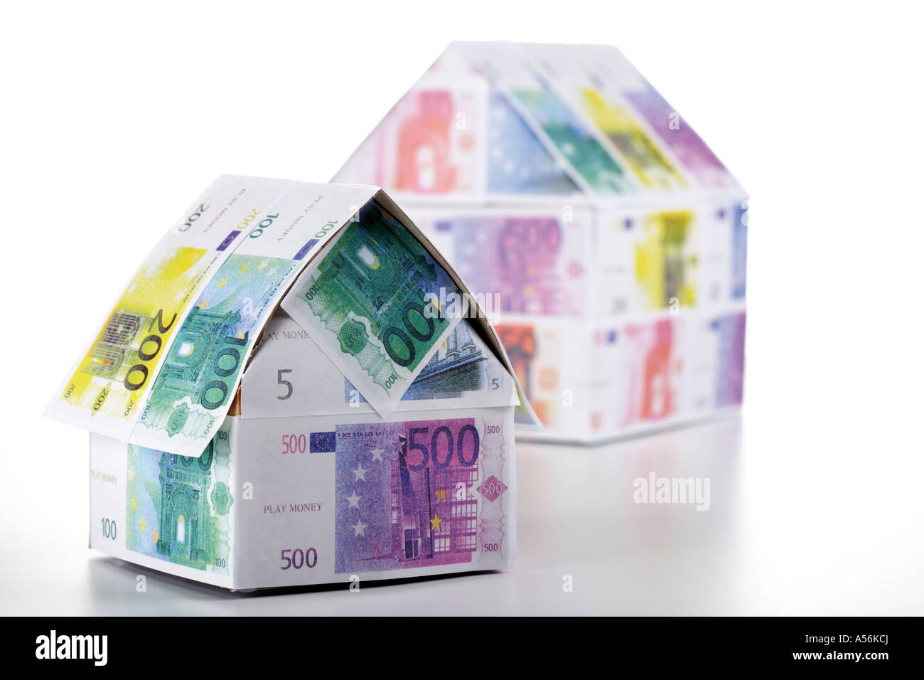 Zwei Häuser von Euro-Banknoten Stockfoto