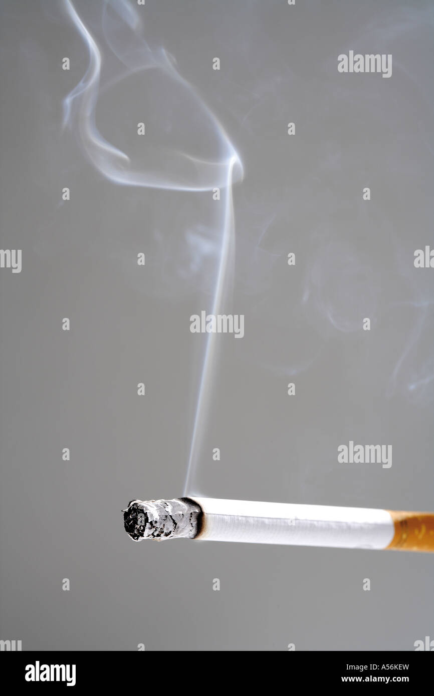 Brennende Zigarette, close-up Stockfoto