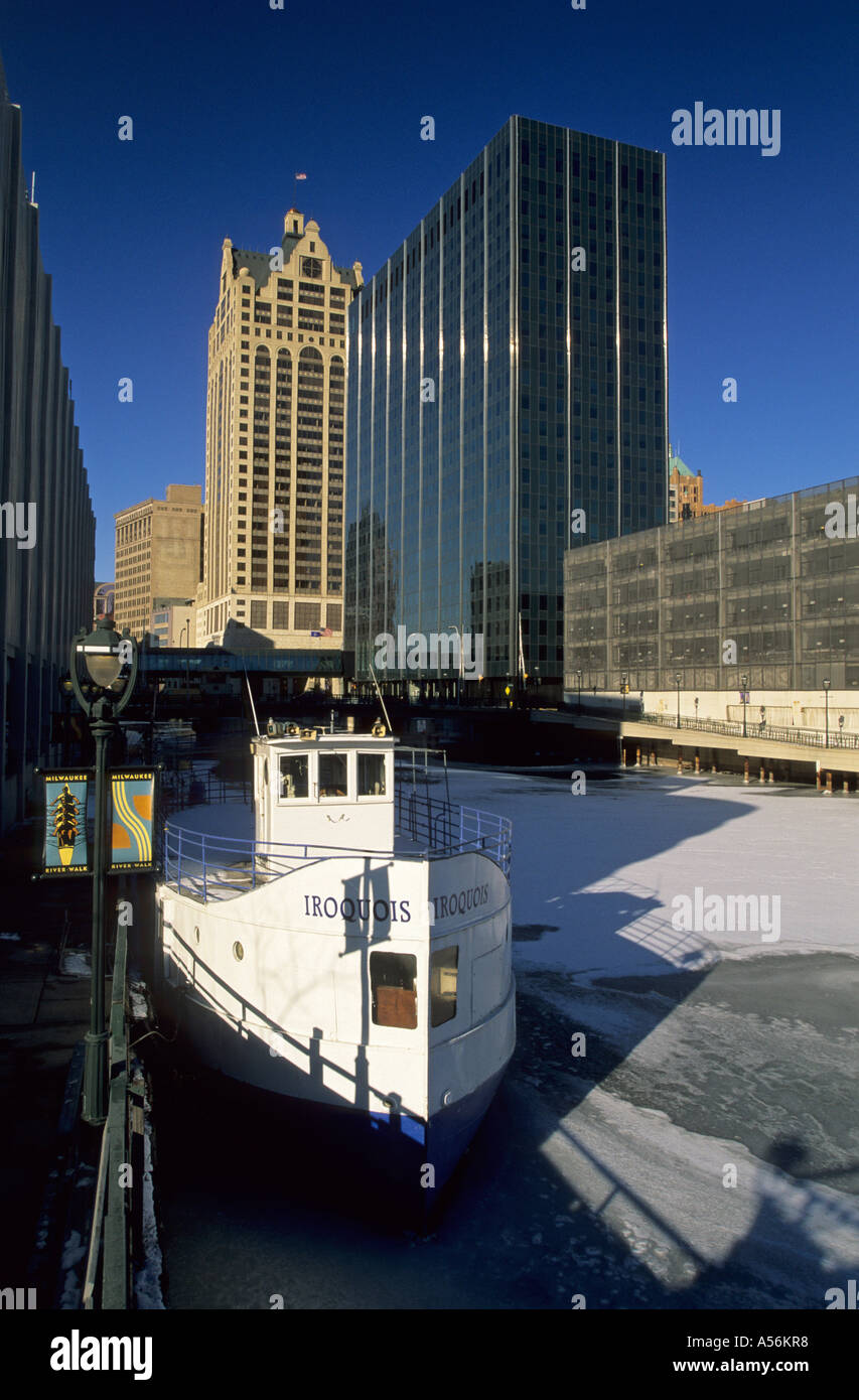 Wolkenkratzer entlang Milwaukee River in Milwaukee am Lake Michigan, Wisconsin, USA Stockfoto
