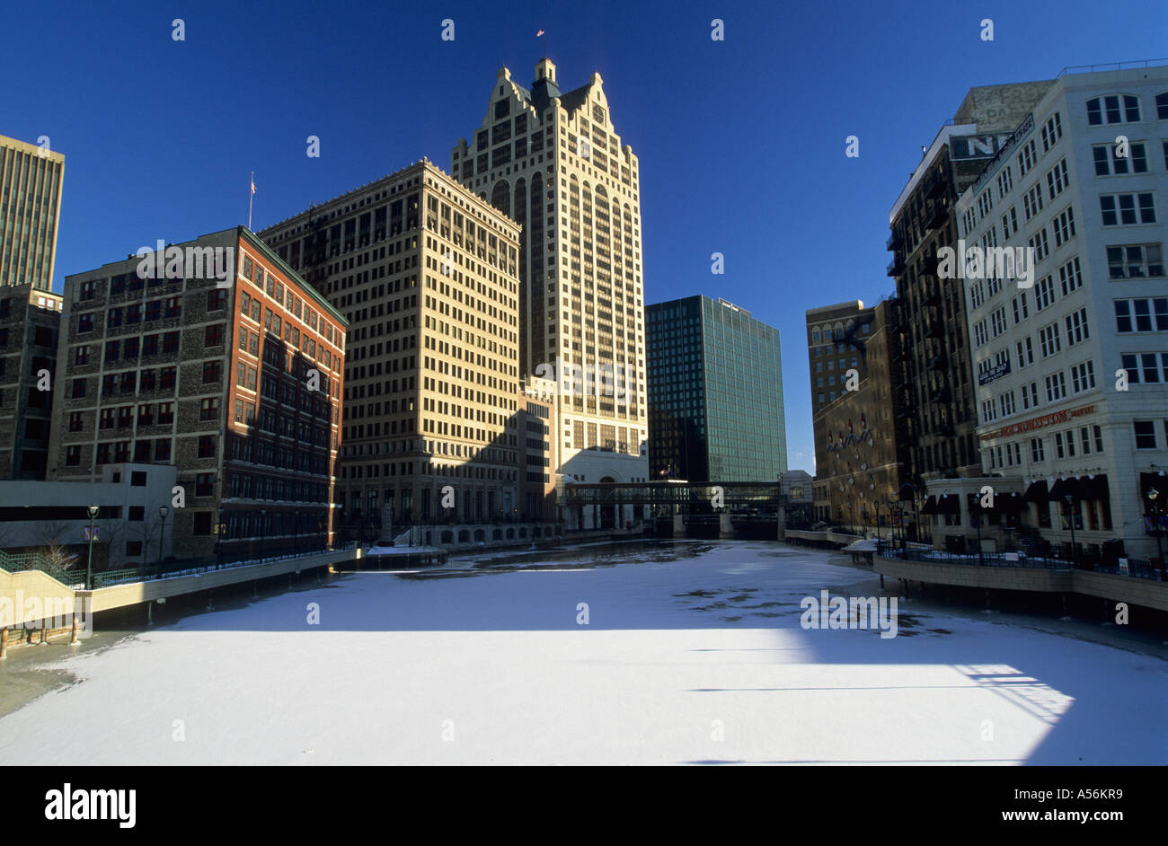 Wolkenkratzer entlang Milwaukee River in Milwaukee am Lake Michigan, Wisconsin, USA Stockfoto