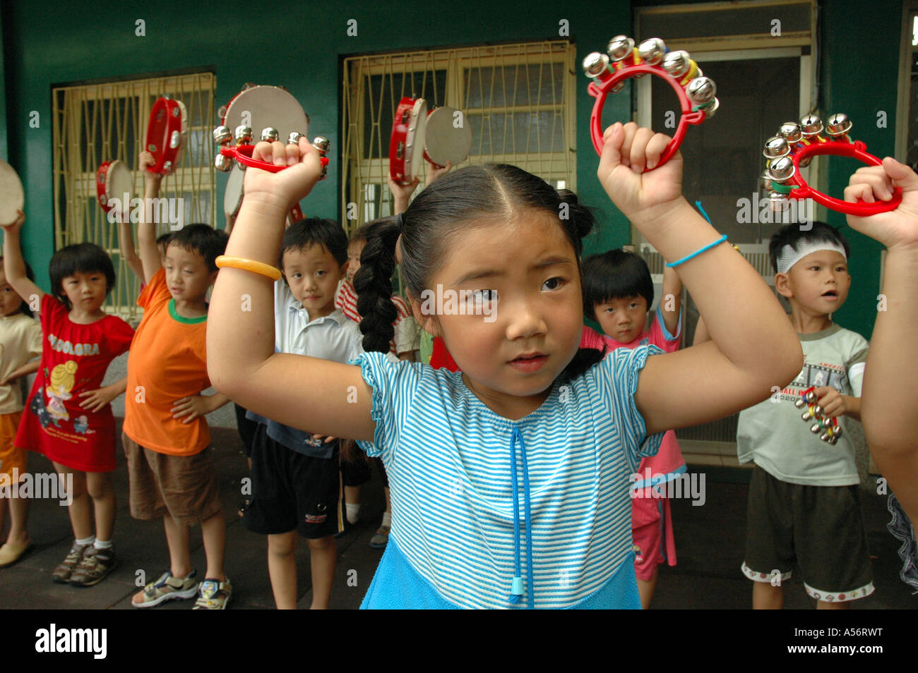 Painet ja0817 Mädchen Kind Kind Taiwan Schulkinder Kinder besondere Bedürfnisse Tainan handeln spielen Foto 2004 Asien China Chinesisch Stockfoto