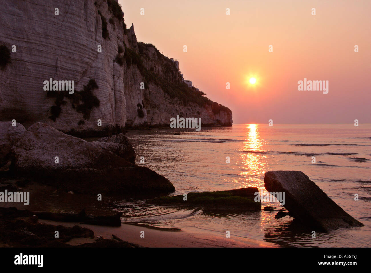 Kalkfelsen von Vieste Bei "Sonnenaufgang" Vieste Gargano Italien Kreidefelsen von Vieste bei Sonnenaufgang Vieste Gargano Italien Stockfoto