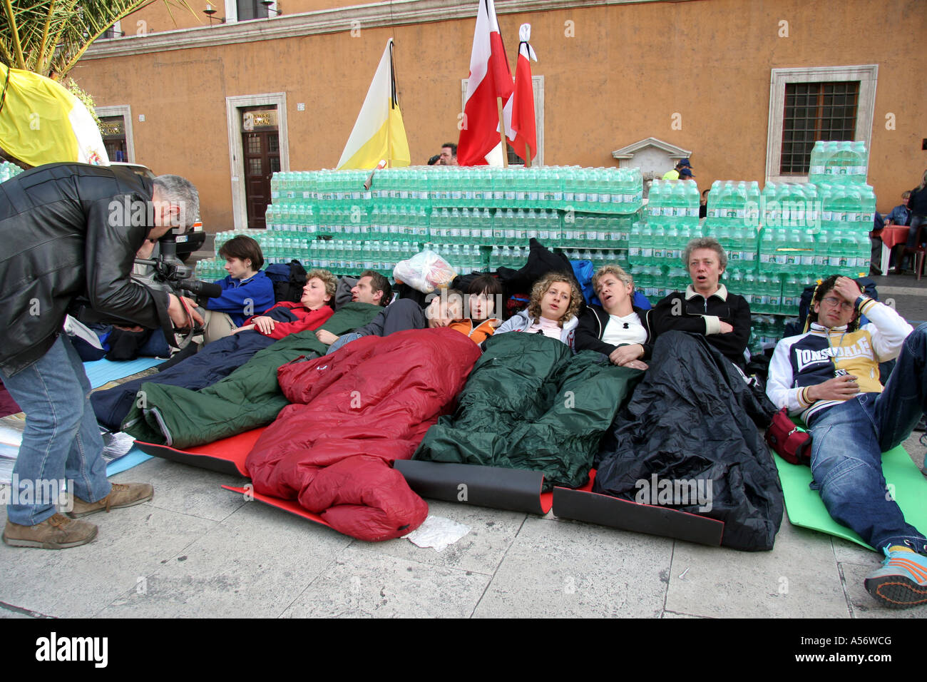 Painet ja0964 Italien Beerdigung Papst Johannes Paul Vatikan Rom 8. April 2005 polnische Pilger trauernden schlafen Straßen Foto Stockfoto