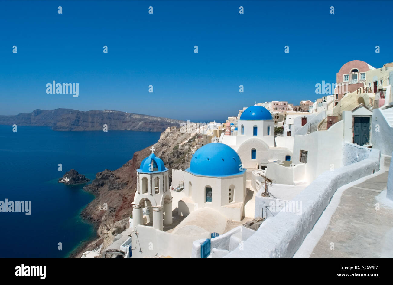 Blick auf Caldera, Oia, Santorini, Kykladen, Griechenland Stockfoto