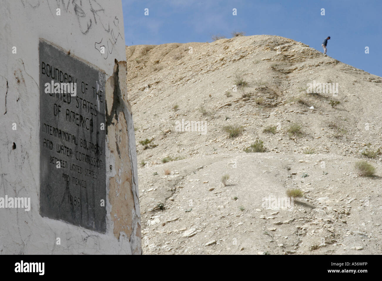Painet ja0979 Usa Marker Post Grenze illegal eingewanderte Richtung Norden gesehen oben rechts Foto Cuidad Juarez el Paso Texas 2005 Stockfoto