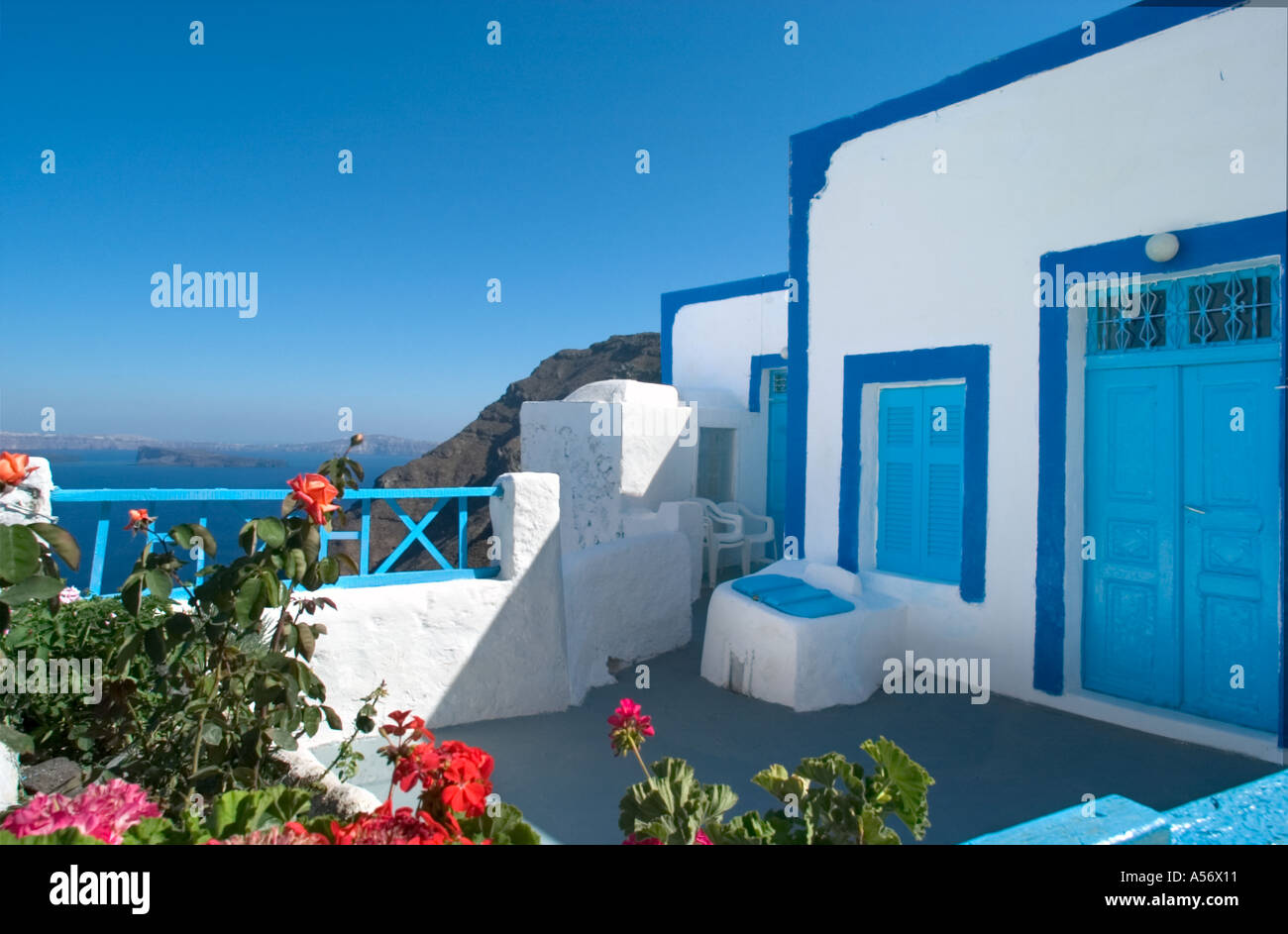 Santorini. Terrasse des typischen griechischen Haus, Potamos, Insel Thirasia, Santorin, Kykladen, Griechenland Stockfoto