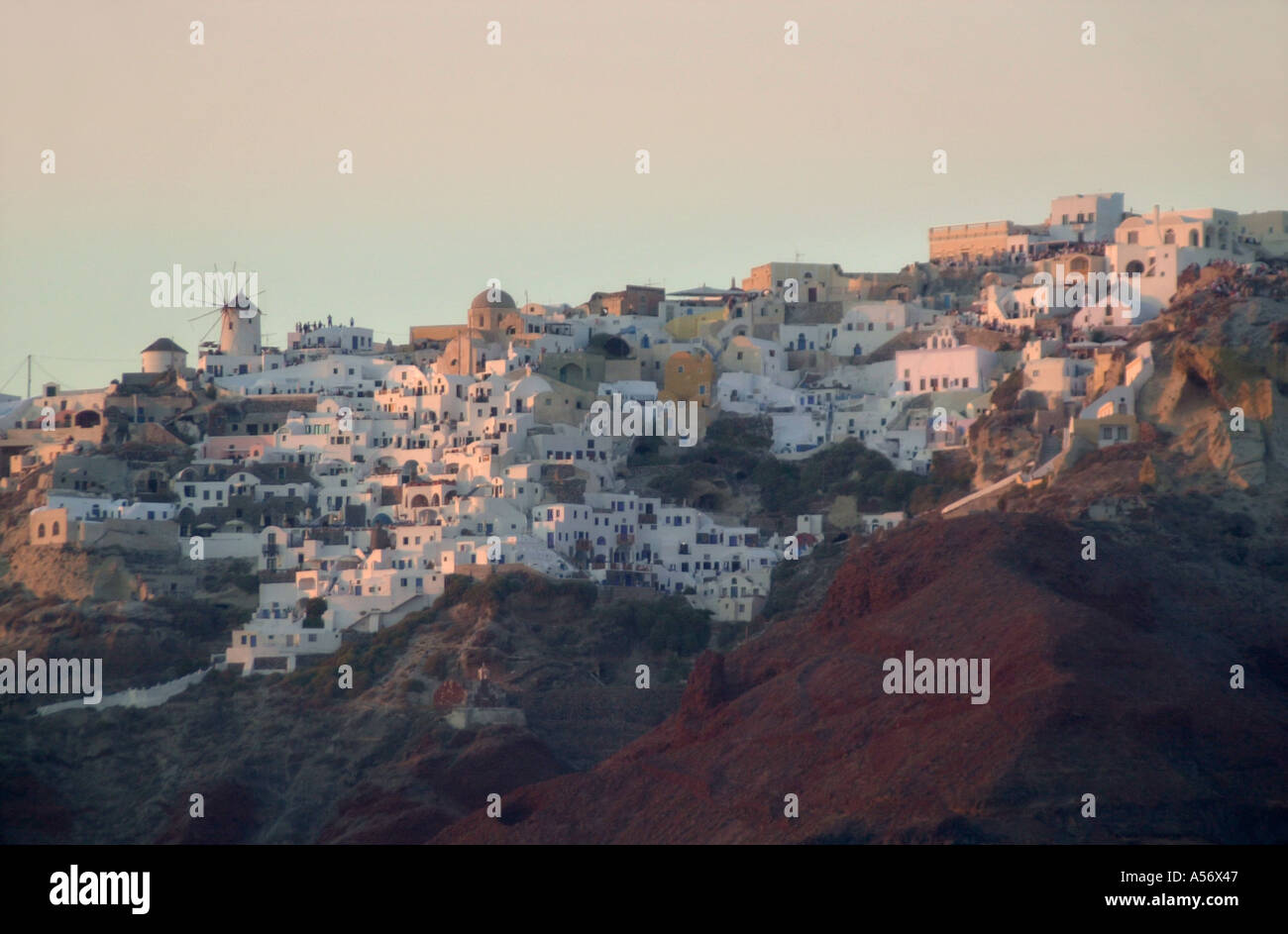 Dorf von Oia aus Sunset Cruise Boot Reise, Santorin, Kykladen, Griechenland Stockfoto