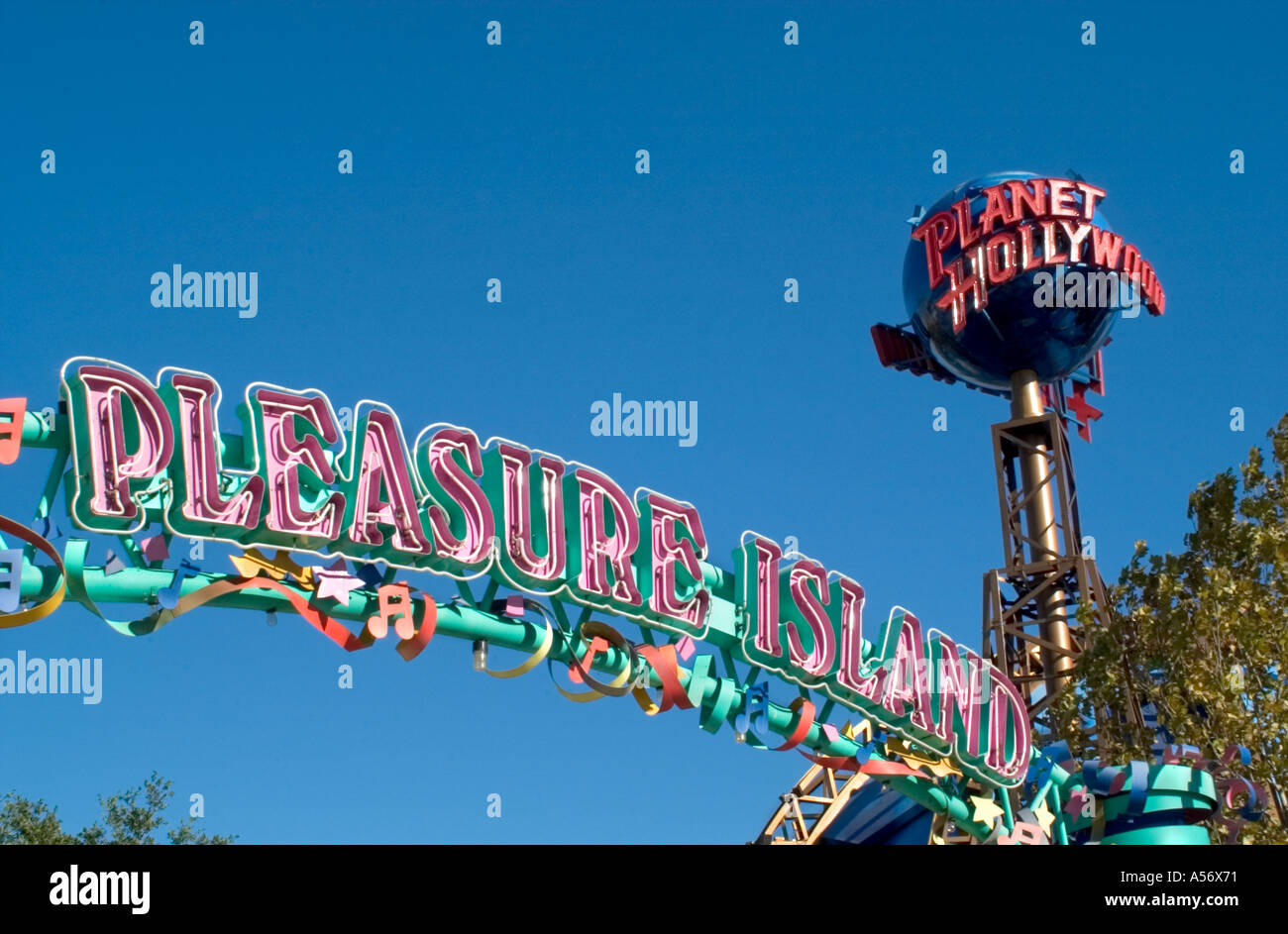 Pleasure Island Eingang und Planet Hollywood Globe, Downtown Disney, Lake Buena Vista, Orlando, Florida, USA Stockfoto