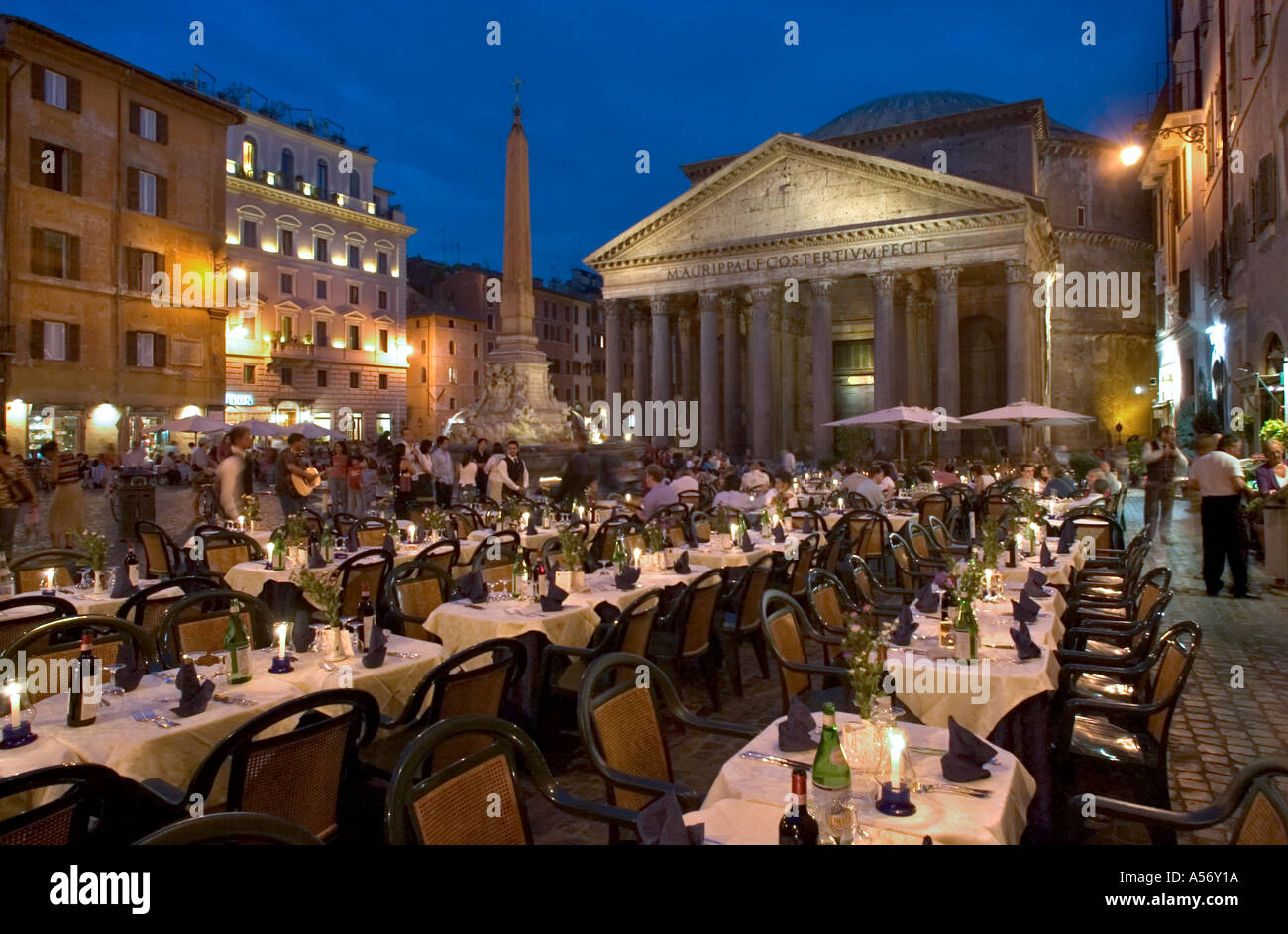 Pantheon und Restaurant am Abend, Piazza della Rotonda, Rom, Italien Stockfoto