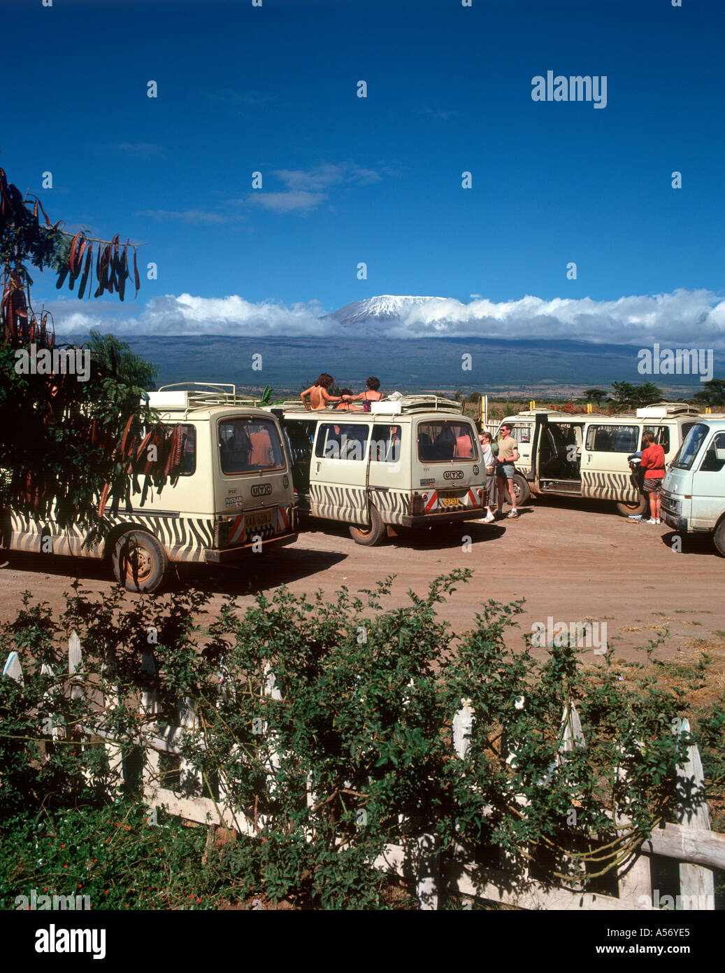 Safari-Bussen in einem Game Lodge mit Mount Kilimanjaro in der Ferne, Amboseli Reserve, Kenia Stockfoto