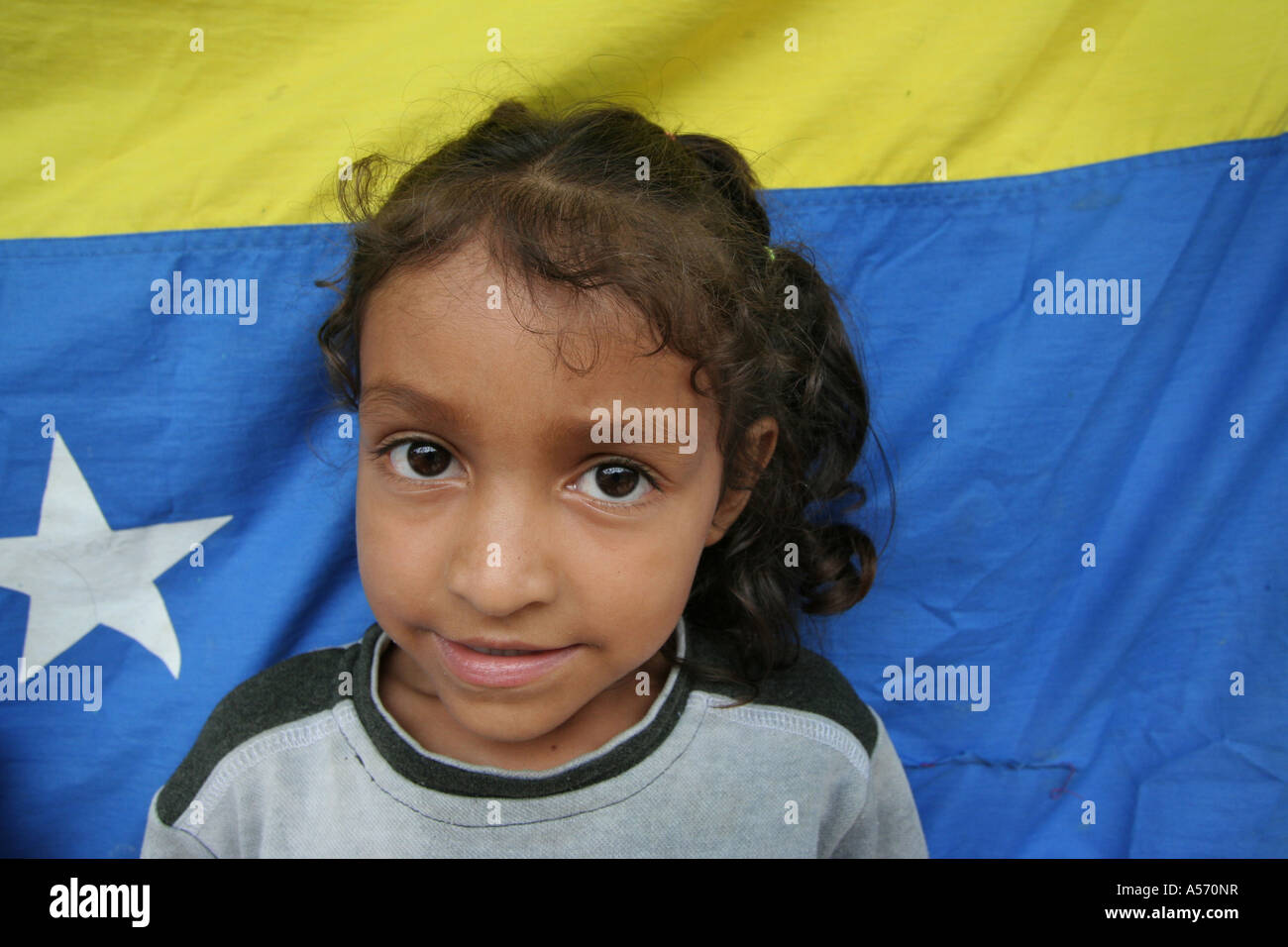 Painet ja1217 Venezuela Mädchen Kind Kinder Kinder Kinder posieren vorderen Nationalflagge Chamiza Lara Latin America Süd Porträt Stockfoto