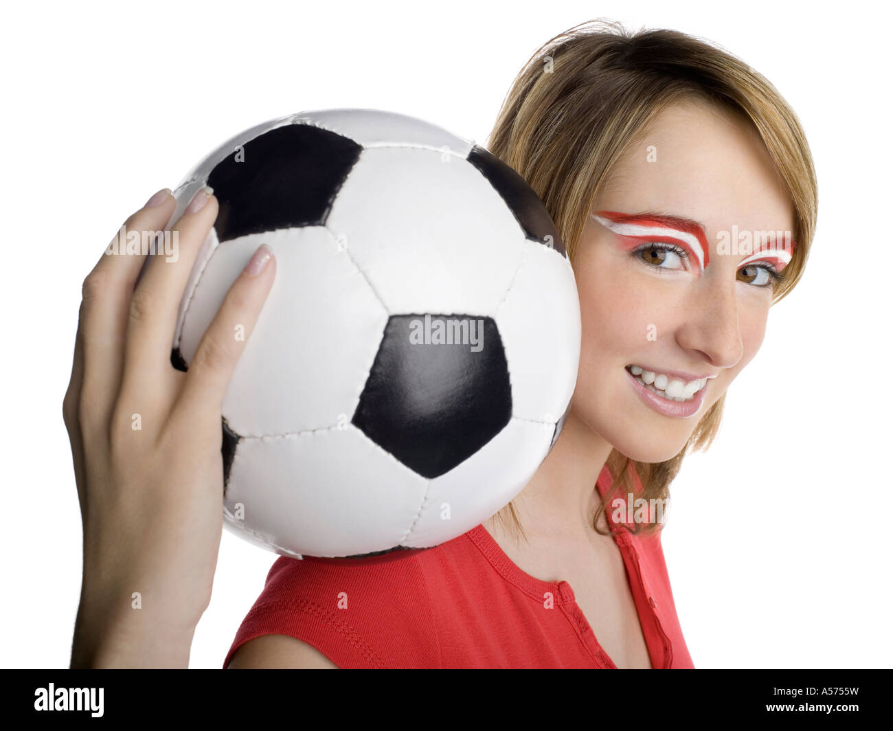 Frau mit österreichischer Flagge gemalt auf Augenbrauen halten Fußball Stockfoto