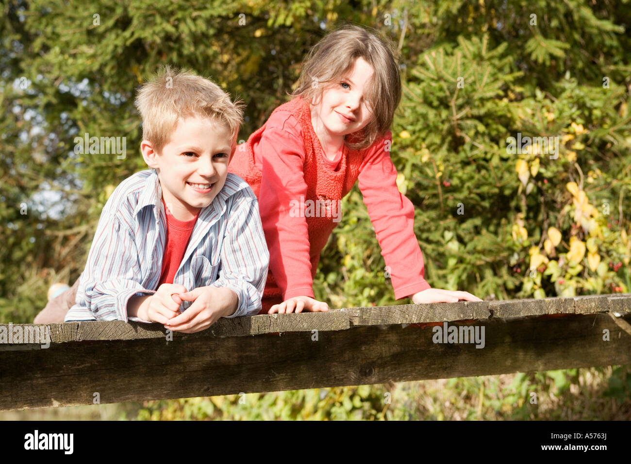 Junge (10-12) und Mädchen (7-9) auf Brücke Stockfoto