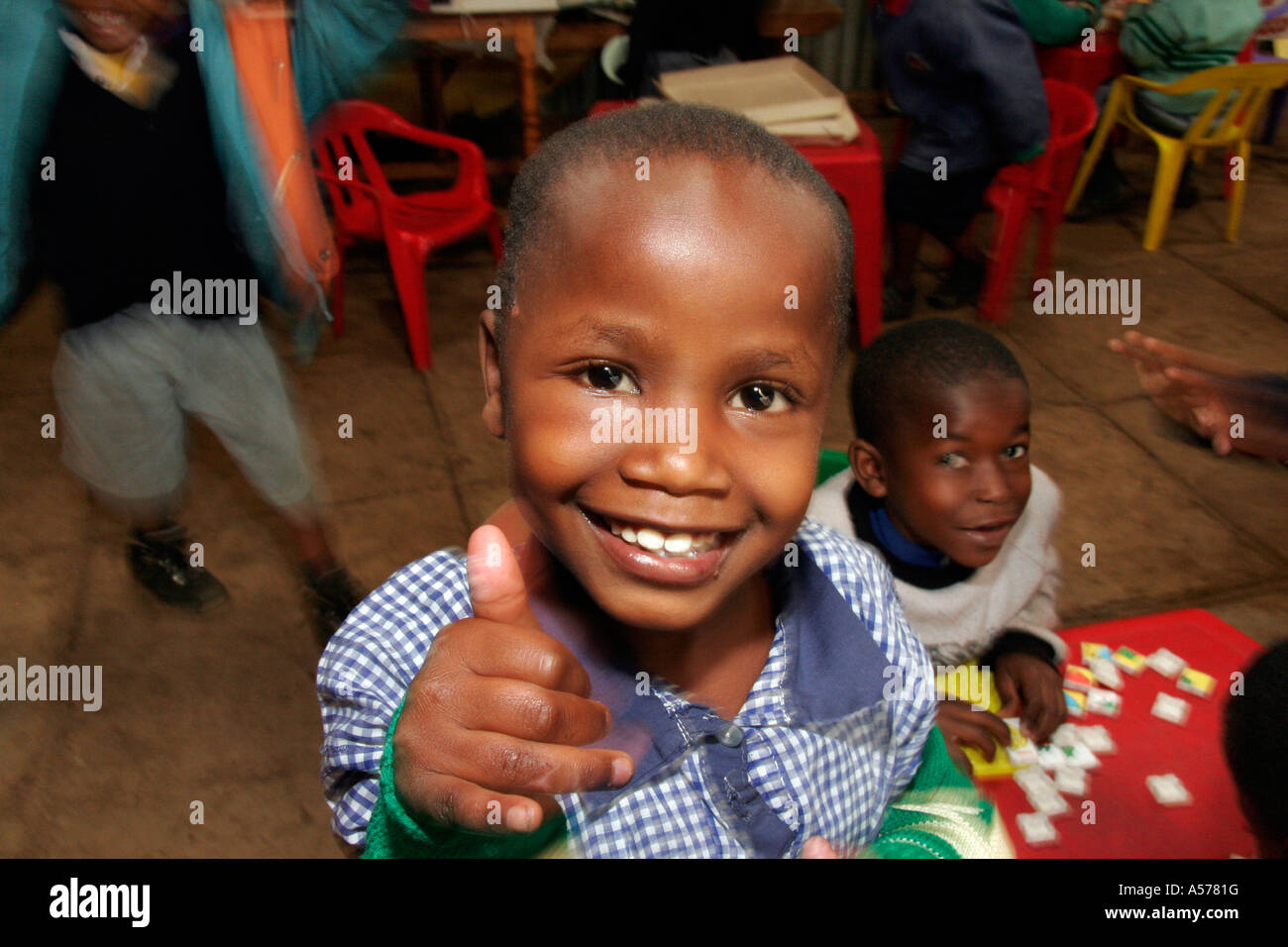 Painet jb1428 Kenia junge Day Care Center Kibera Slum Nairobi Mombasa Afrika Kinder Kinder Kind junge Mädchen steht Land Stockfoto