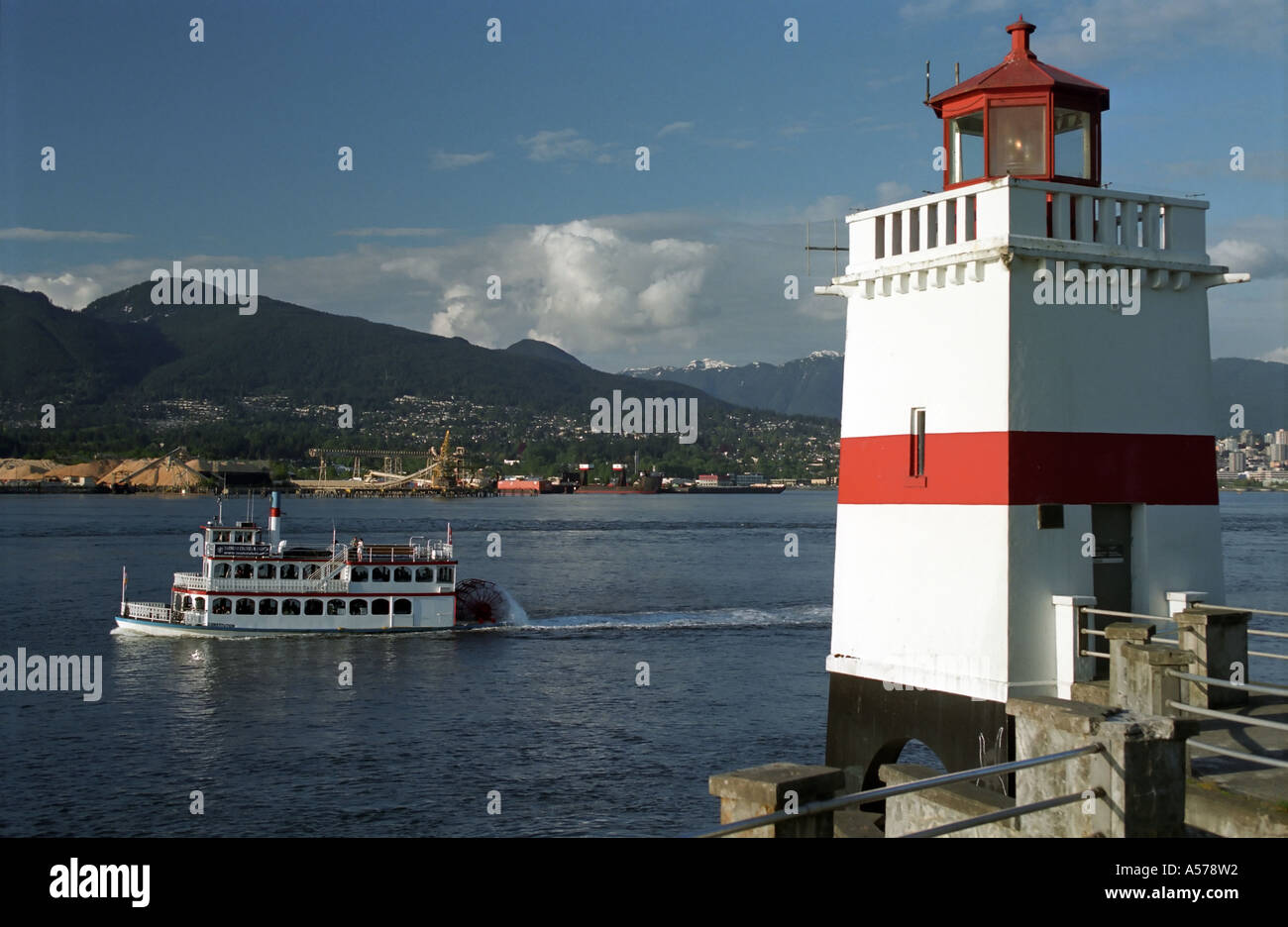 Brockton Point Lighthouse und Paddle Wheeler River Boot, Stanley Park, Vancouver, Britisch-Kolumbien, Kanada Stockfoto