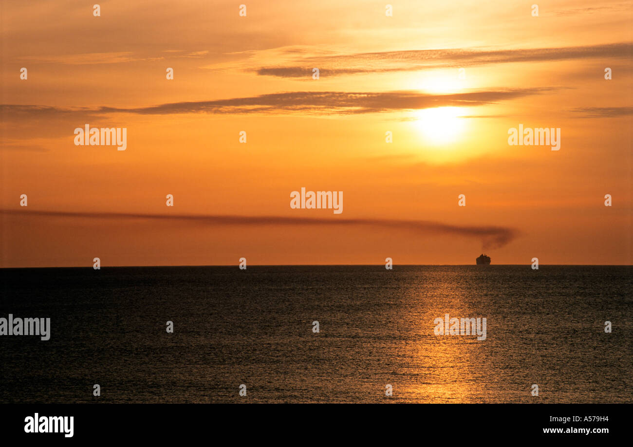 Kreuzfahrt Schiff bei Sonnenaufgang an der Straße von Juan De Fuca Washington Usa auf dem Weg in Puget sound-Seattle Stockfoto