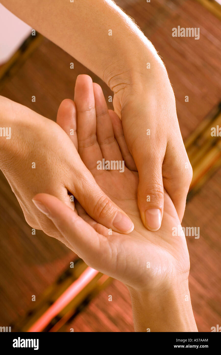 Frau empfangende Handmassage Stockfoto