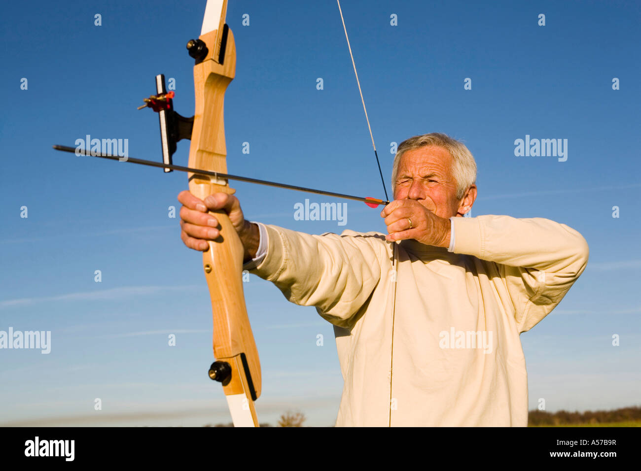 Ältere Erwachsene Mann mit Pfeil und Bogen Stockfotografie - Alamy