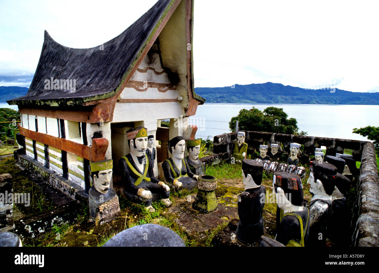 Beerdigungsgrab Lake Toba Batak (Toba, Karo, Simalungun, Pak Pak, Mandailing, Angkola) Batak Tribes, Lake Toba, Sumatra, Indonesien) Stockfoto