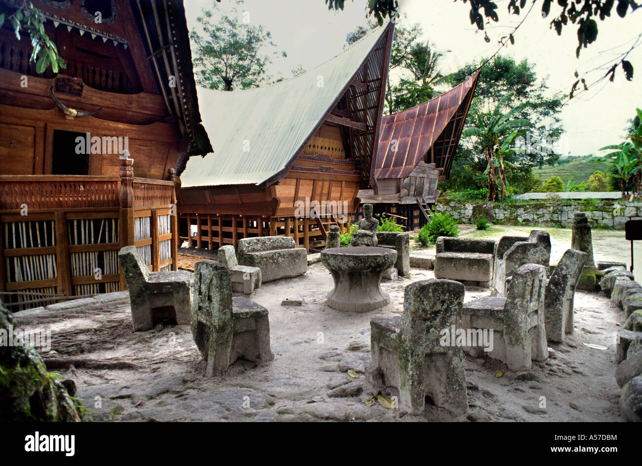 Steinstühle Siallagan Dorf in Ambarita gelegen, Ort waren Stammesangelegenheiten und Gesetzesbrecher diskutiert wurden) Toba Batak Stämme, Lake Toba, Sumatra, Stockfoto