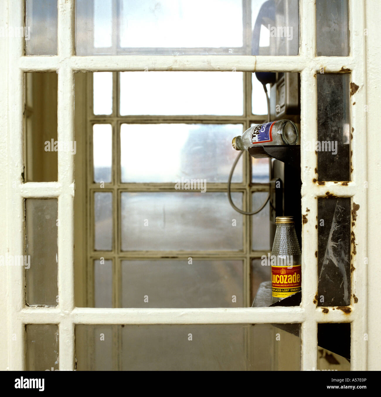 UK Humbershire Vandalismus gebrochen Platten Creme lackiert K6 Telefonzelle Stockfoto