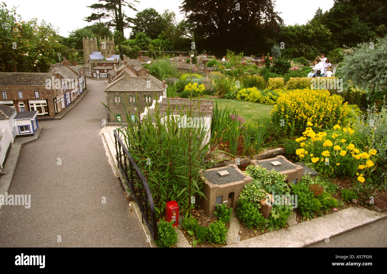 UK Dorset Wimborne Minster Besucher in das Modelldorf Stockfoto